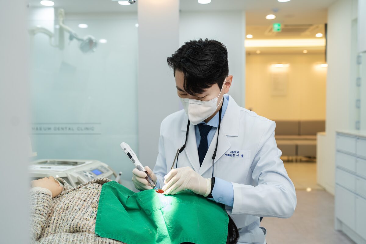 대표원장 김사웅의 정성스러운 마취 진행